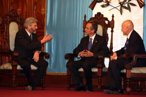 O embaixador brasileiro Luiz Antonio Fachini conversando com o presidente da Guatemala, Álvaro Colom, durante a cerimônia de entrega de suas credenciais.